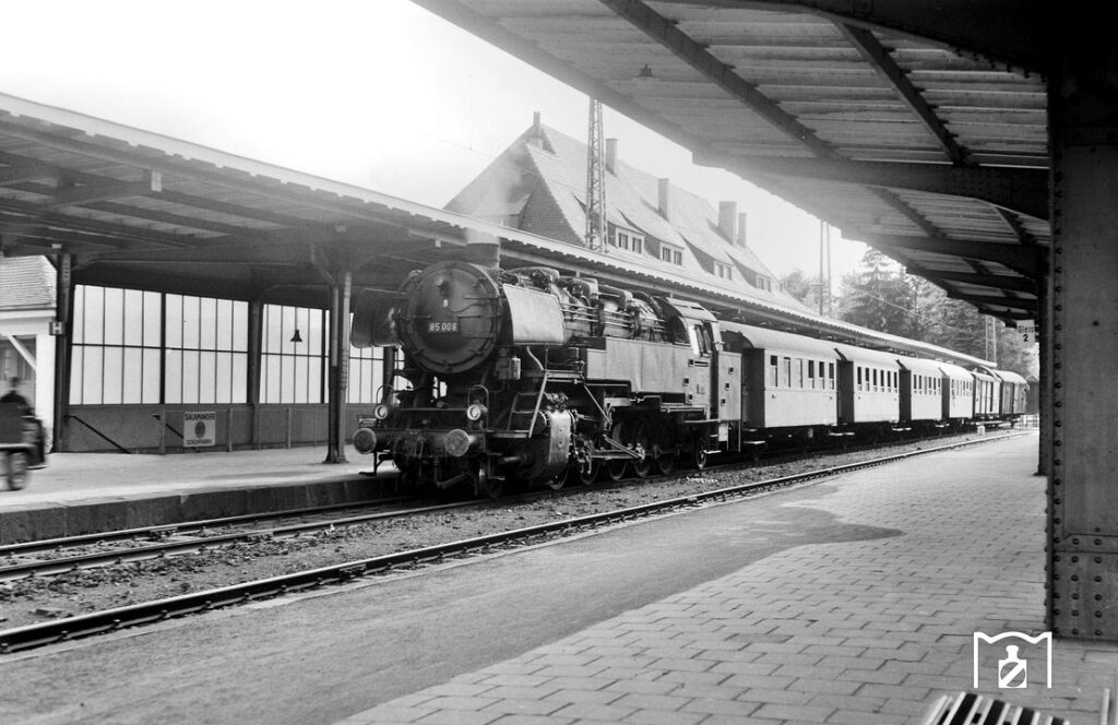 Ein Nebenbahnzug, bespannt mit einer BR 85, der Höllentallok schlechthin - bald zu sehen bei der 3Seenbahn.
