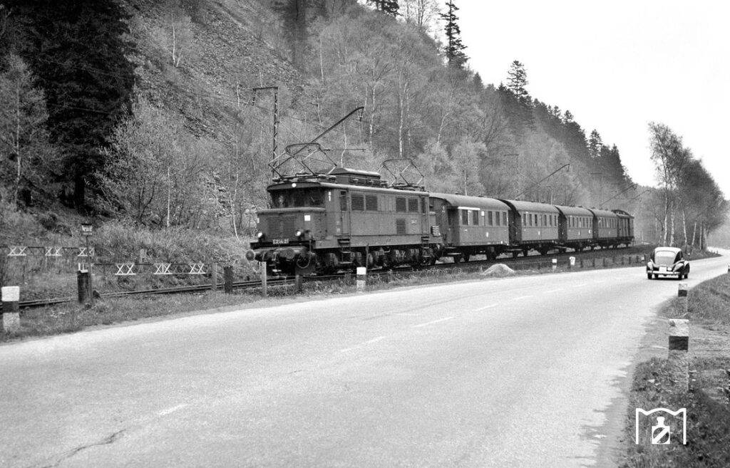 Ein Nebenbahnzug, bespannt mit einer Ellok E240 - authentische Fahrzeuge bei der 3Seenbahn.